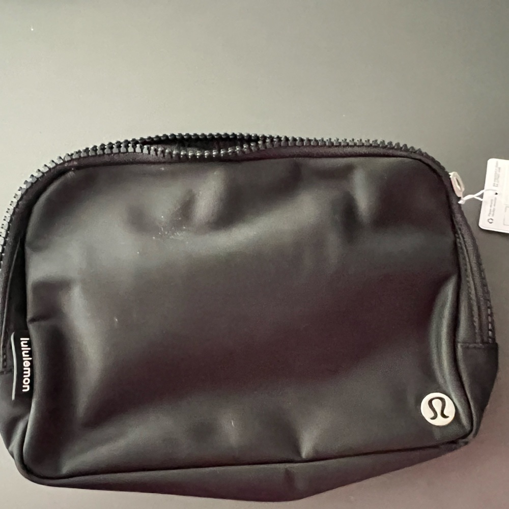 New with tags Lululemon belt bag (large) 2L larger size belt bag BLACK